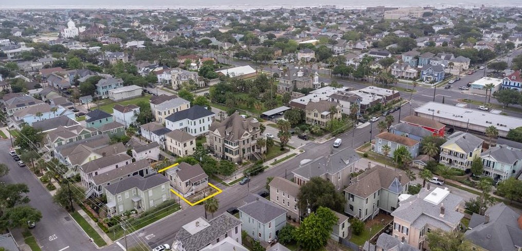 812 18 St, Galveston TX 77550-4928 exterior