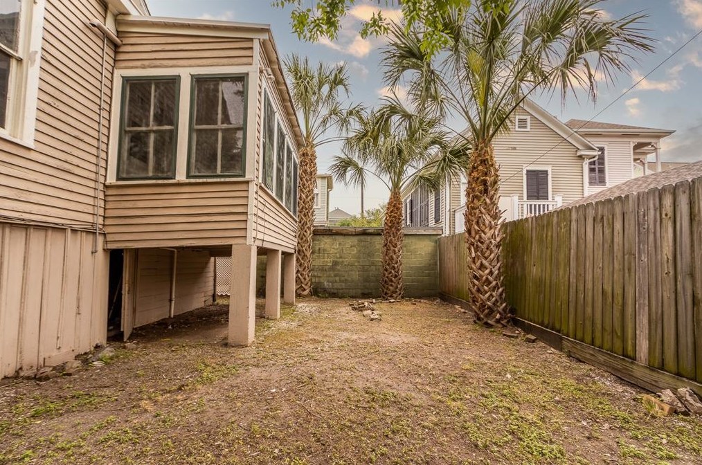 812 18 St, Galveston TX 77550-4928 exterior