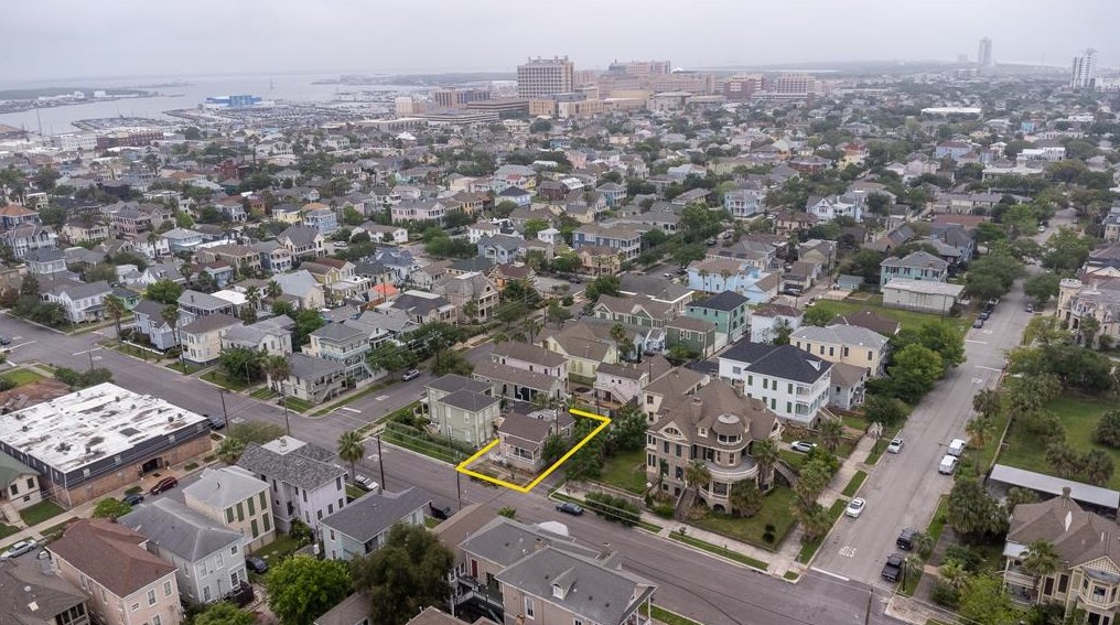 812 18 St, Galveston TX 77550-4928 exterior