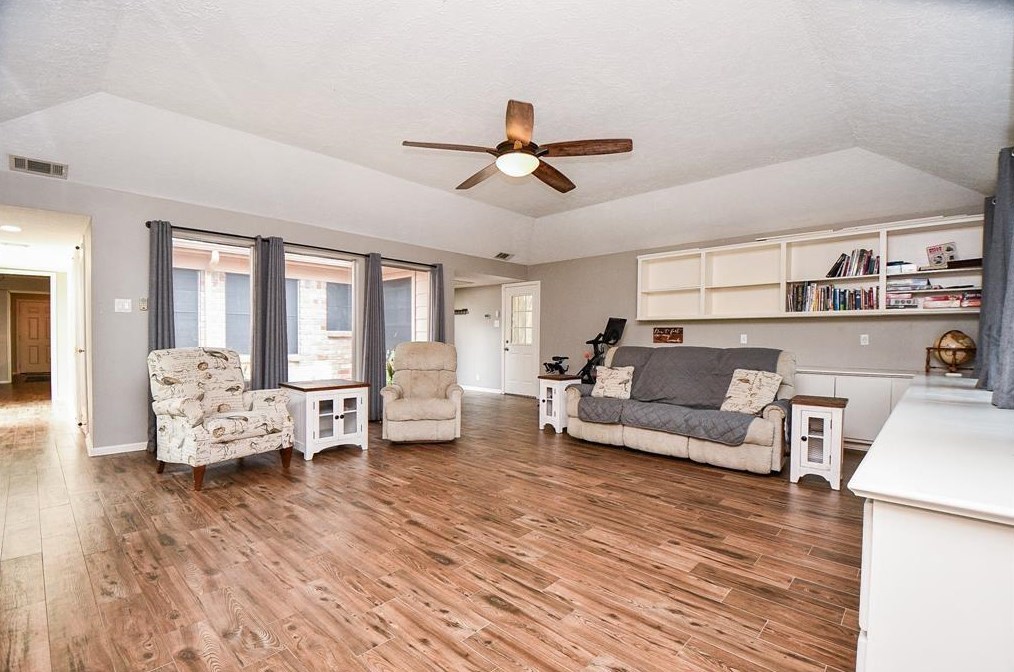 3707 Glenmeade Dr, Houston TX  77059-6004 exterior