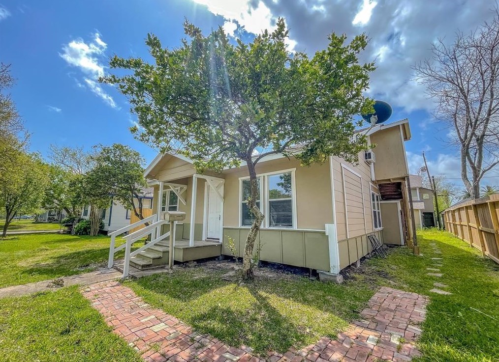 3205 Iowa St, Baytown, TX 77520