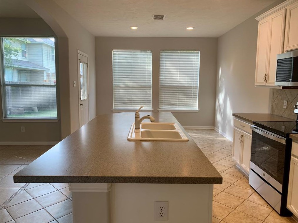 11 Baccara Pl, Conroe, TX 77384