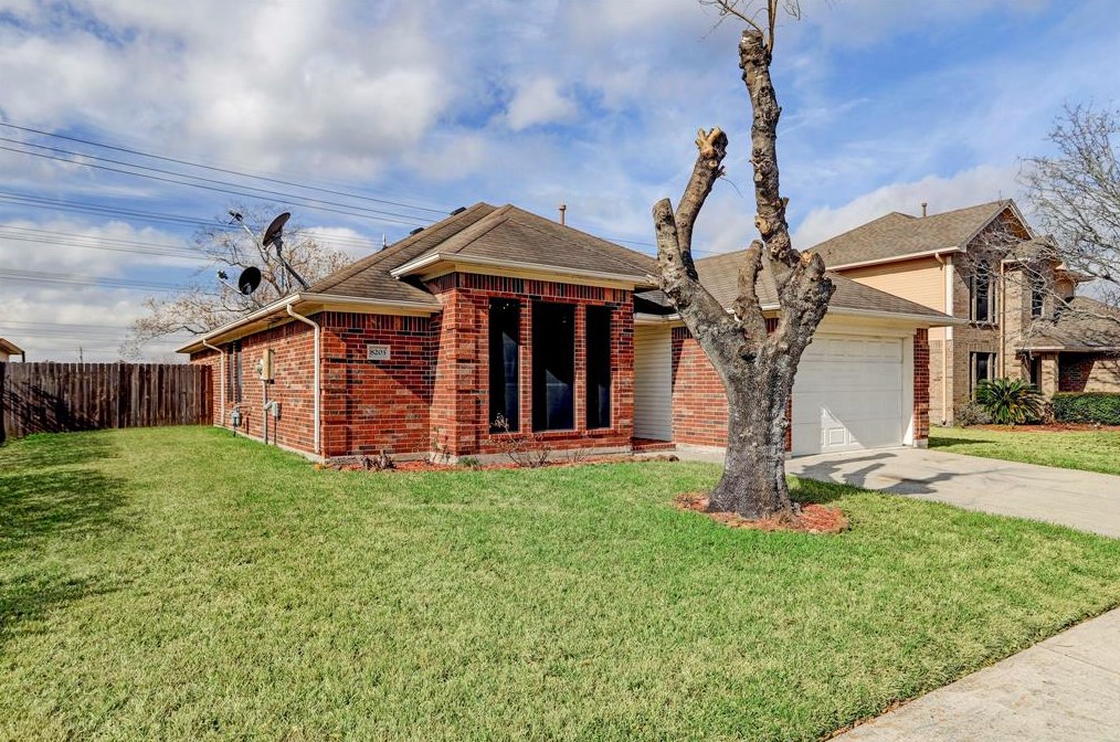 8203 Eastpoint Blvd, Baytown TX  77521-7800 exterior