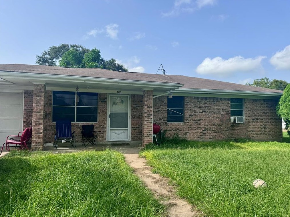 906 Morton Ave, Palacios, TX 77465
