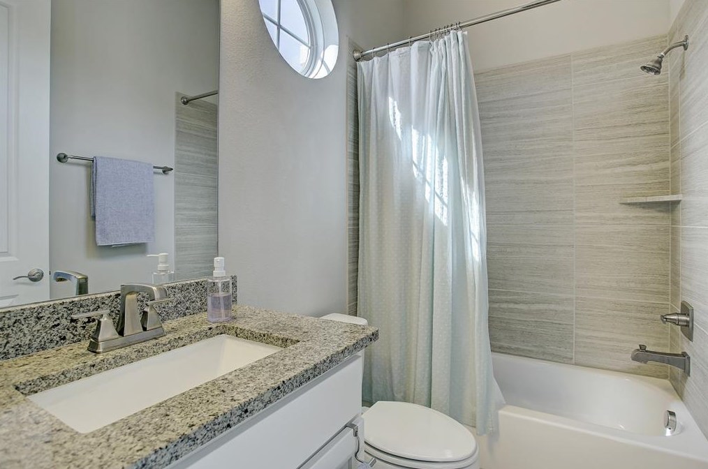 641 Middle St, Houston TX  77003-1227 exterior