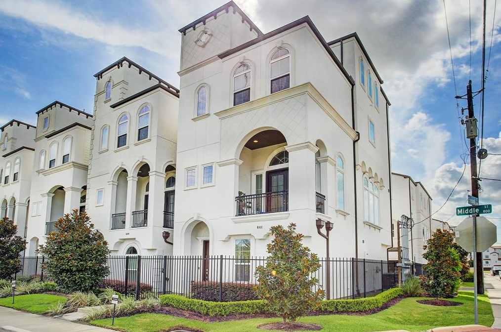 641 Middle St, Houston TX  77003-1227 exterior