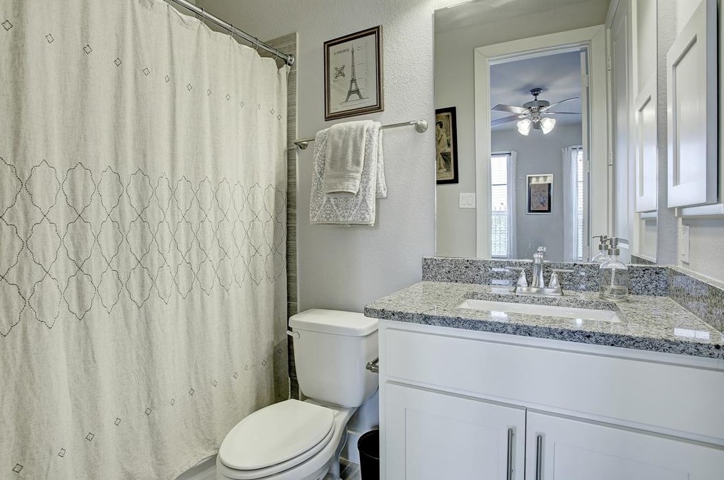 641 Middle St, Houston TX  77003-1227 exterior