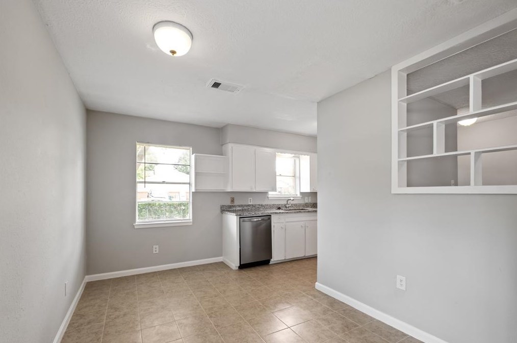 902 James St, Deer Park, TX 77536