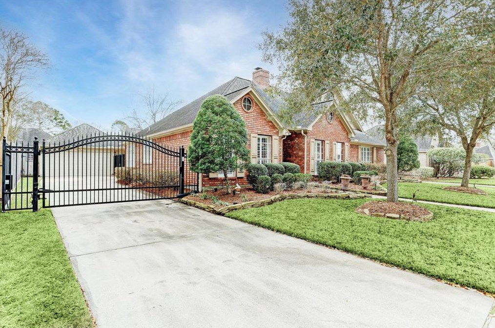 15942 Manor Square Dr, Houston, TX 77062-4760