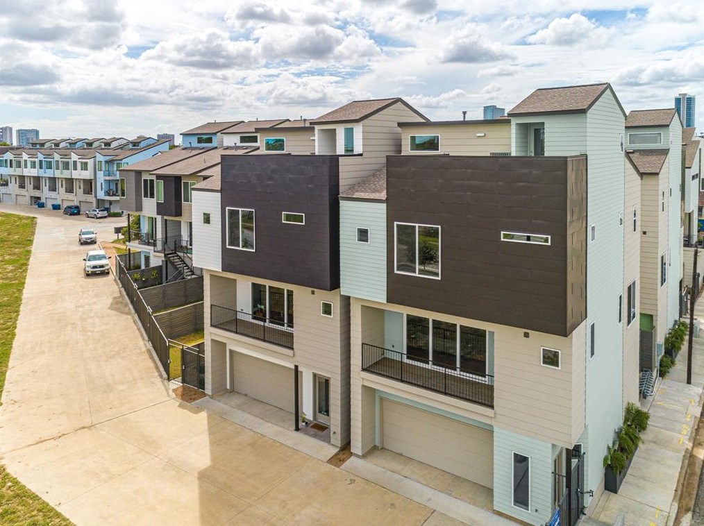 2704 Hutchins St, Houston, TX 77004-1334