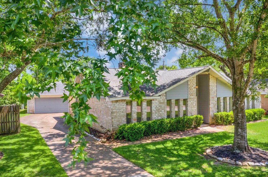 4103 Ravine Dr, Friendswood, TX 77546-4256