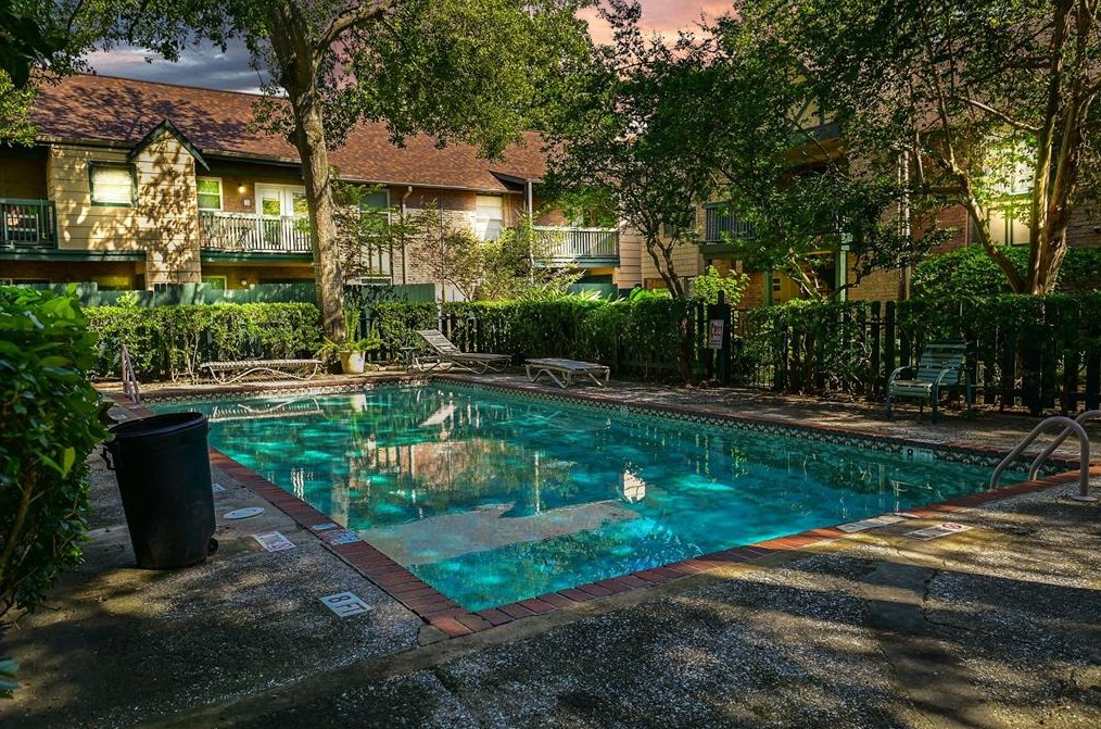 8227 Kingsbrook Rd, Houston TX 77024-3387 exterior