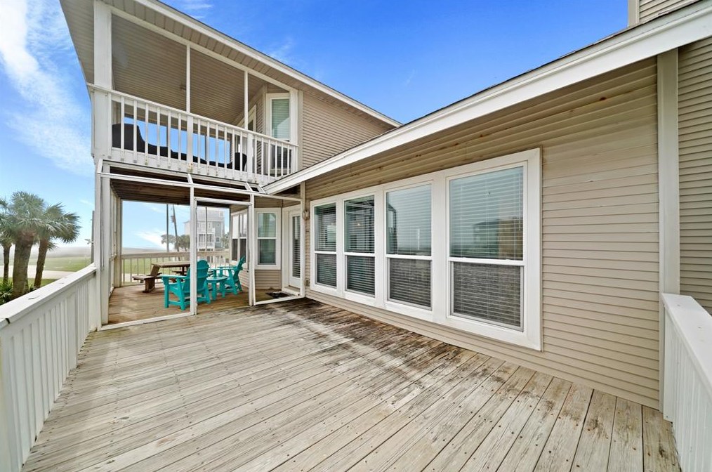 25327 Intrepid Ln, Galveston, TX 77554-6613