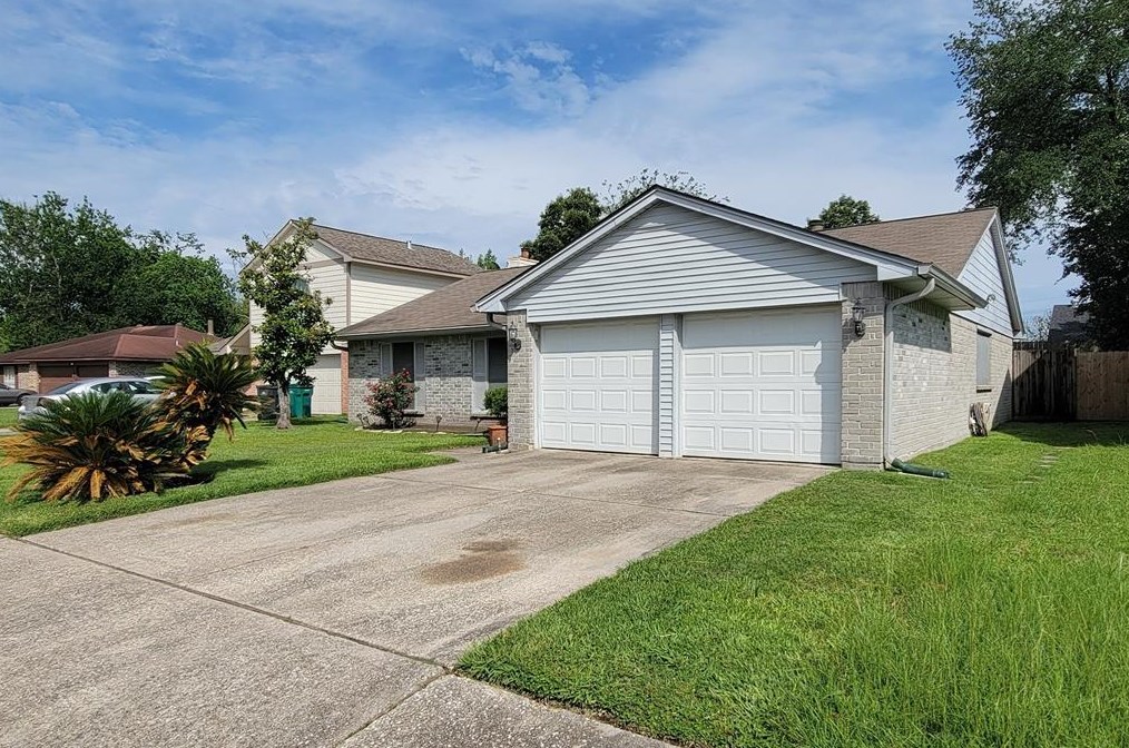 3315 Walhalla Dr, Houston, TX 77066-4919