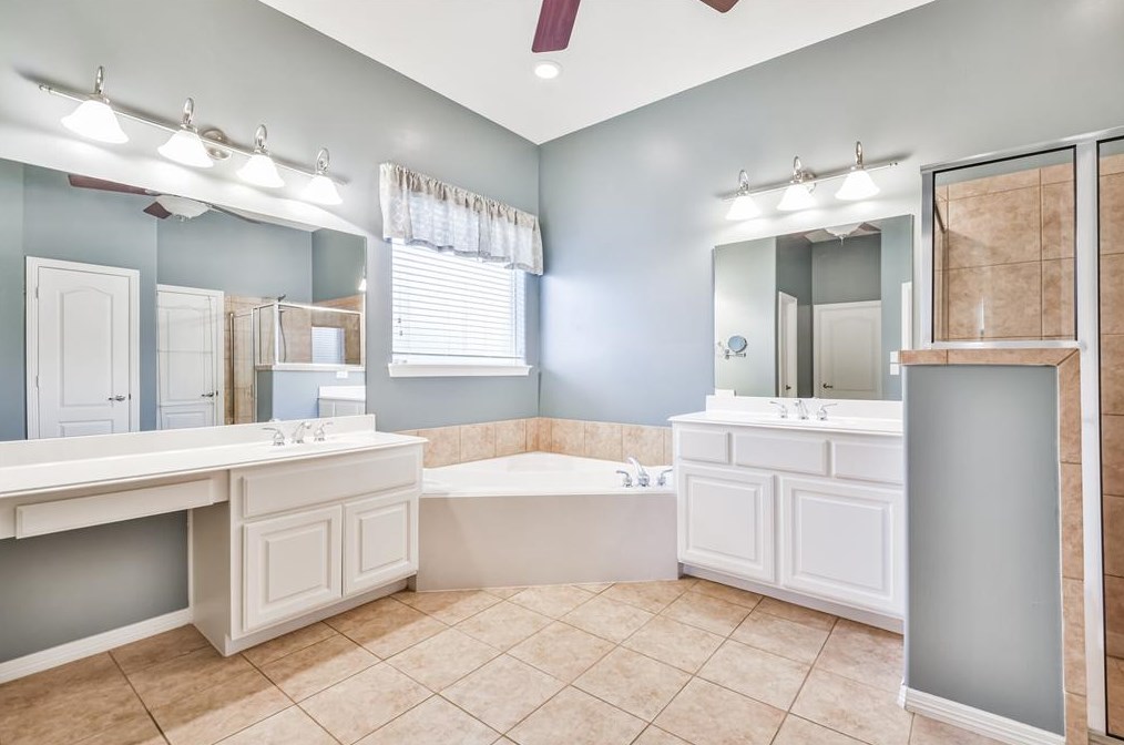 4902 Wellington Way, Houston TX  77069-2138 exterior