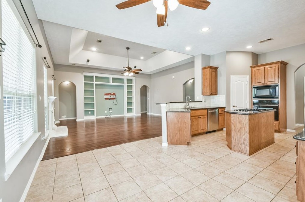 4902 Wellington Way, Houston TX  77069-2138 exterior