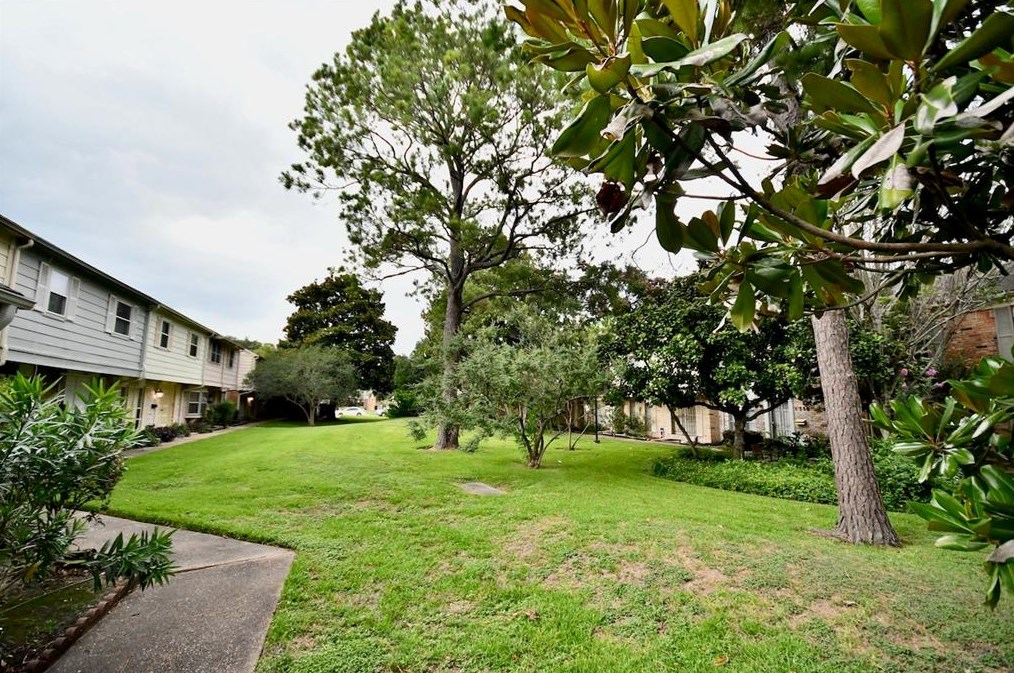 10833 Sandpiper Dr, Houston, TX 77096-5418