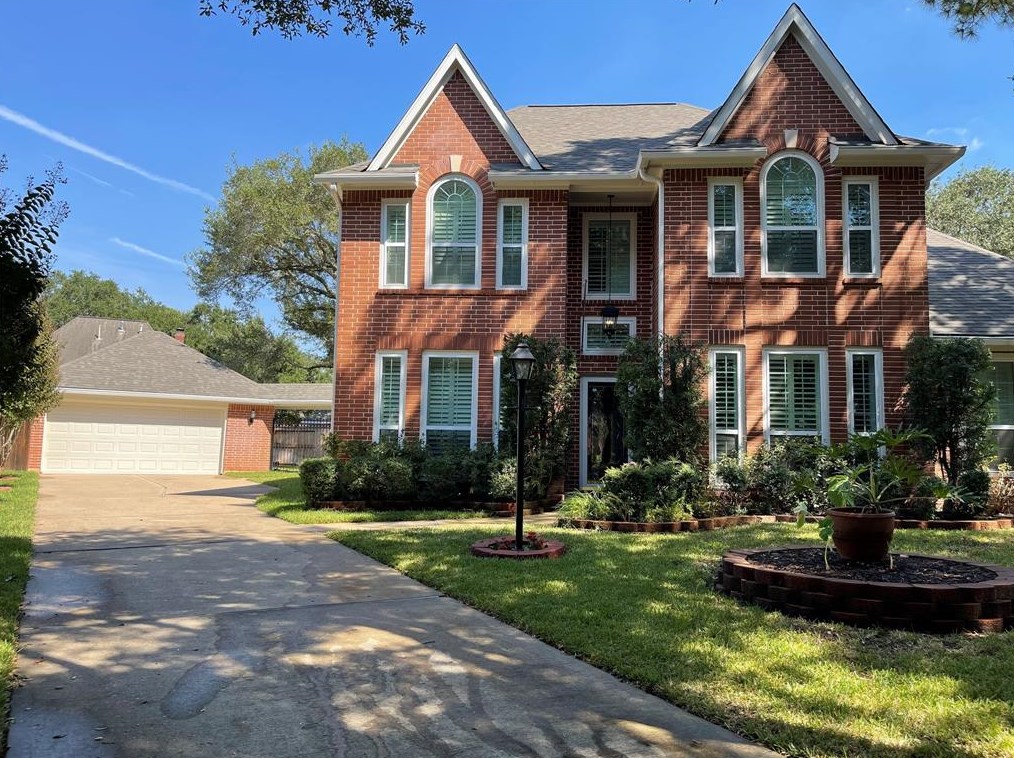 16902 Meadowleigh Ct, Sugar Land, TX 77479