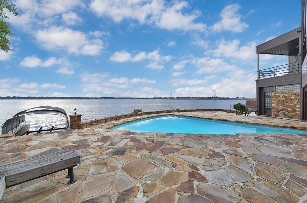 3925 Northshore Dr, Montgomery TX 77356-5369 exterior