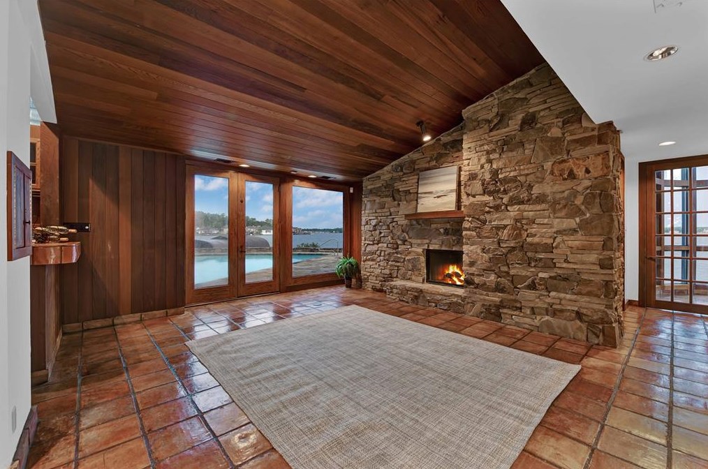 3925 Northshore Dr, Montgomery TX 77356-5369 exterior