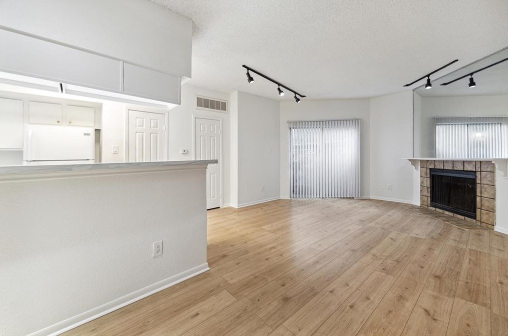 10855 Meadowglen Ln Apt 606, Houston, TX 77042