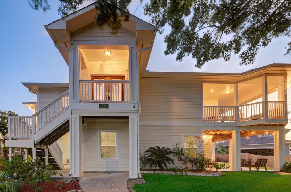 130 Narcissus Rd, Kemah, TX 77565-2335