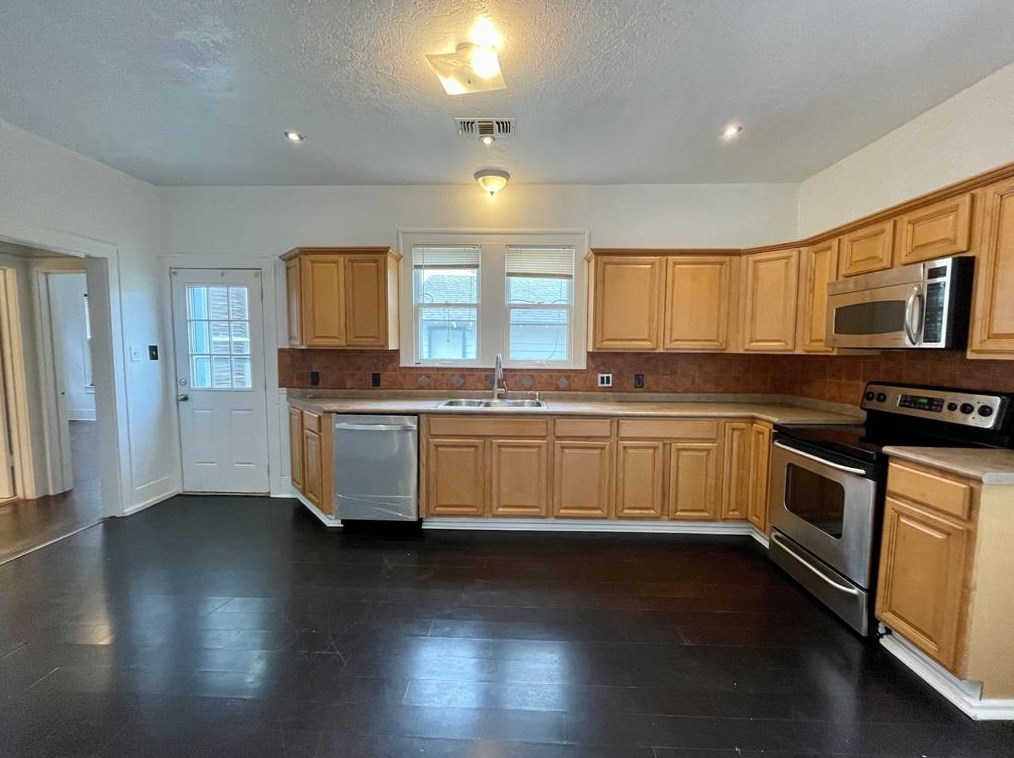 100 E Valverde St, Brenham, TX 77833