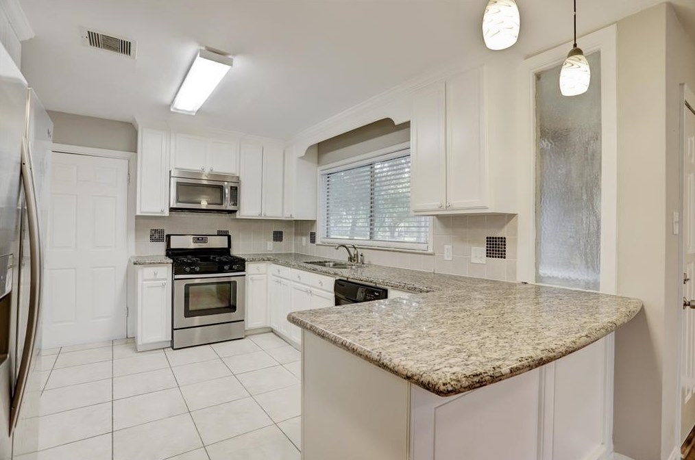 5259 Creekbend Dr, Houston TX  77096-5211 exterior