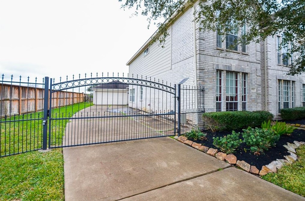 5914 Oak Green Ct, Sugar Land, TX 77479