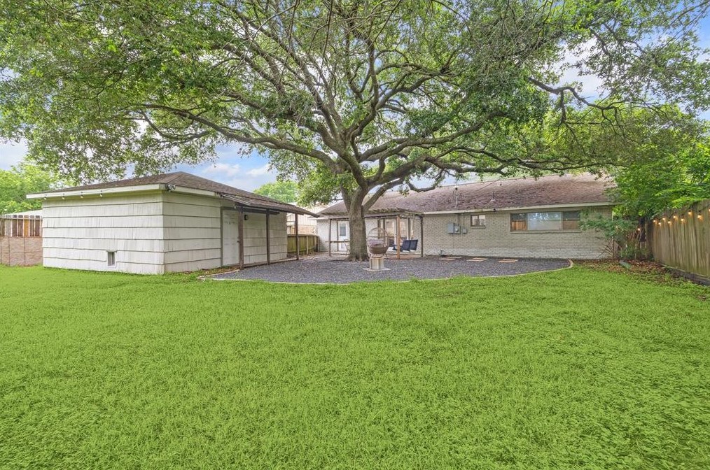 5135 Kingfisher Dr, Houston TX  77035-3016 exterior