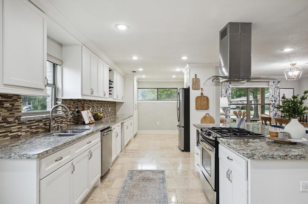 5135 Kingfisher Dr, Houston TX  77035-3016 exterior