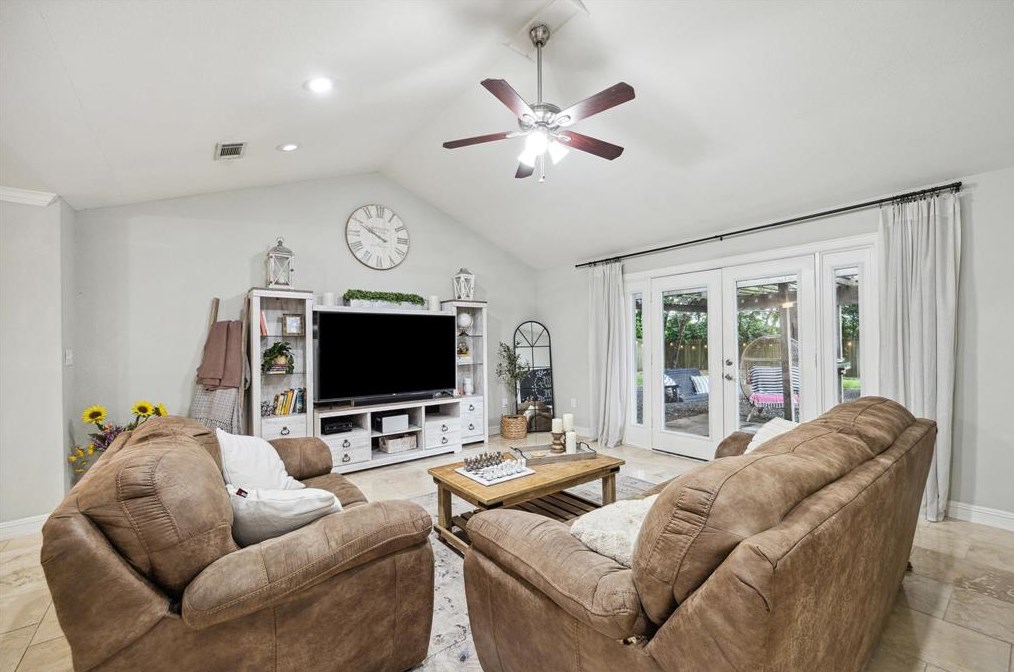 5135 Kingfisher Dr, Houston TX  77035-3016 exterior