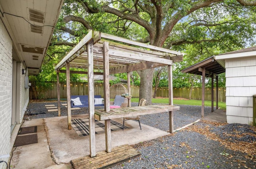 5135 Kingfisher Dr, Houston TX  77035-3016 exterior