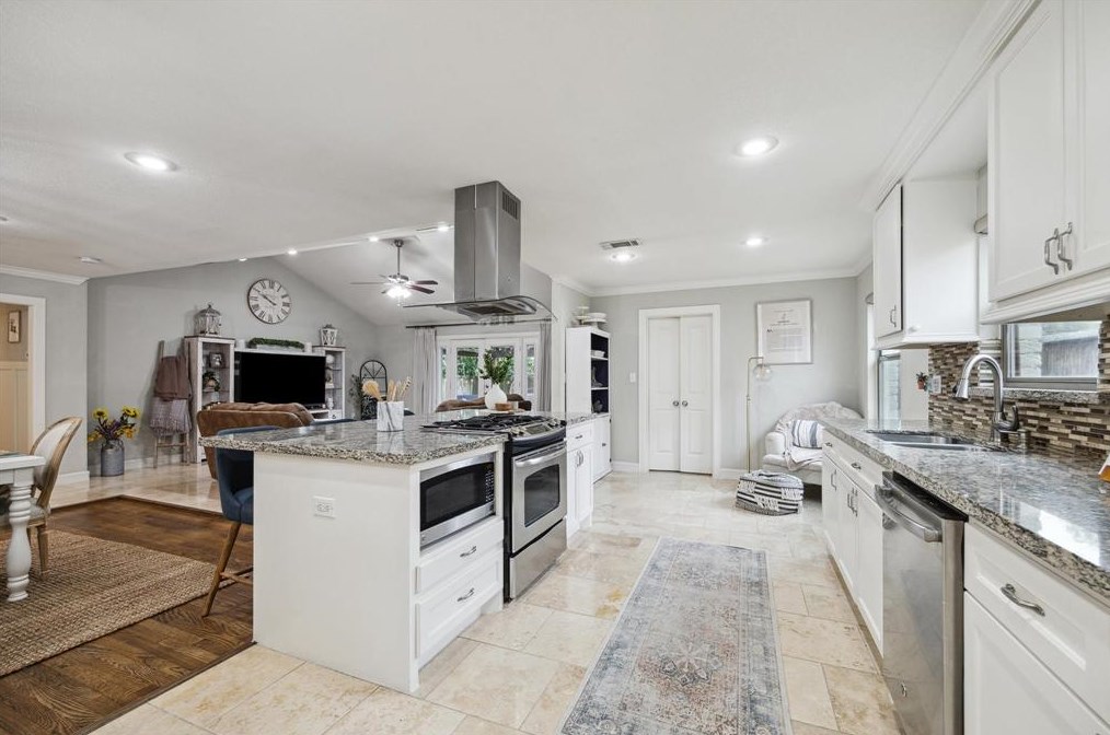 5135 Kingfisher Dr, Houston TX  77035-3016 exterior