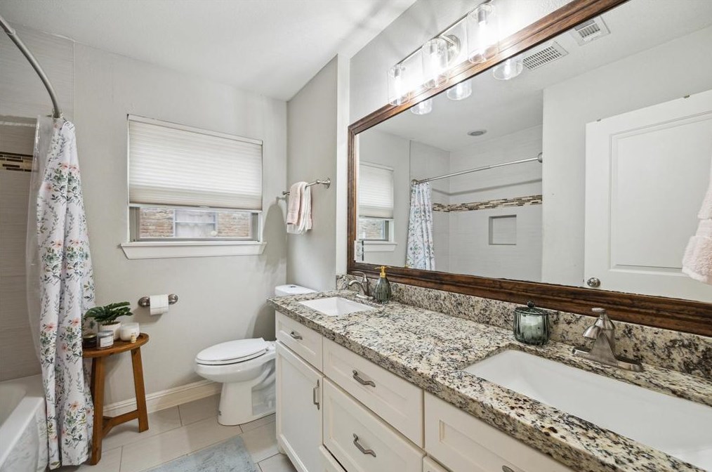 5135 Kingfisher Dr, Houston TX  77035-3016 exterior