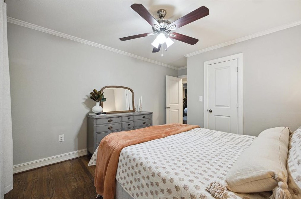 5135 Kingfisher Dr, Houston TX  77035-3016 exterior