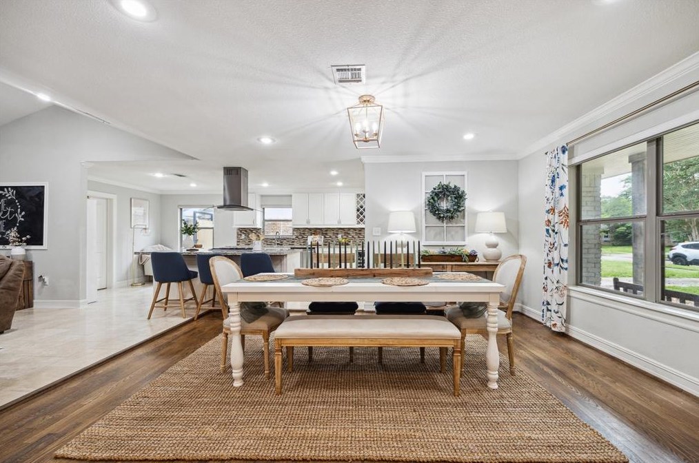 5135 Kingfisher Dr, Houston TX  77035-3016 exterior