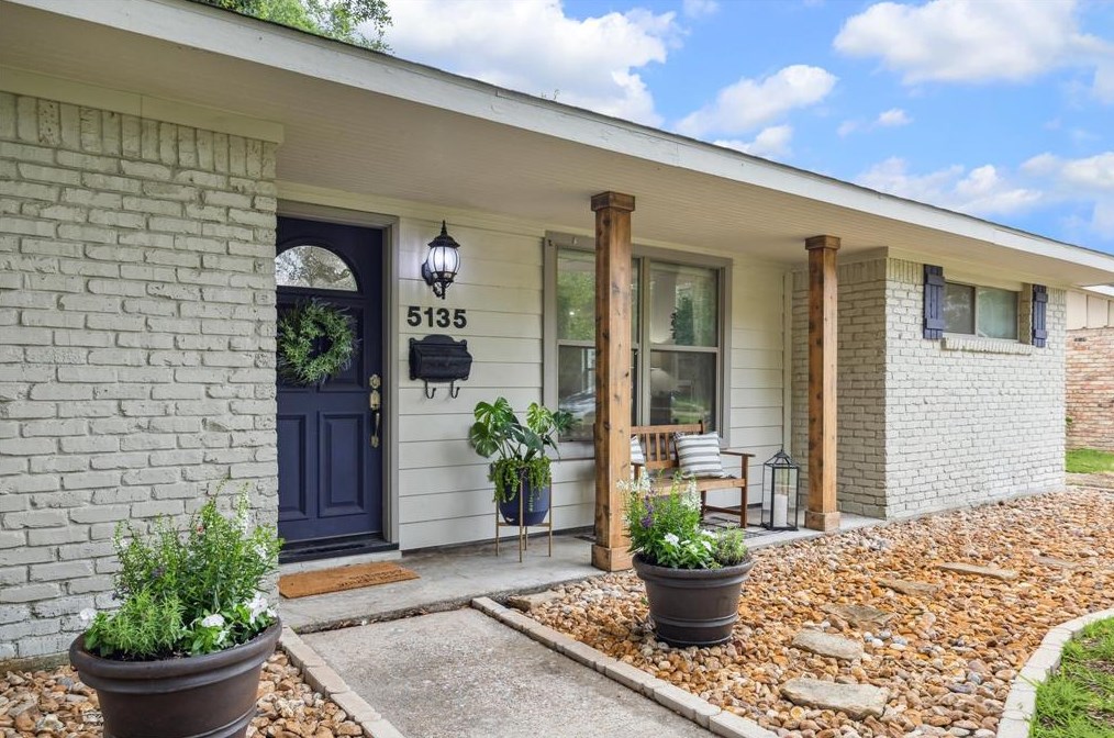 5135 Kingfisher Dr, Houston TX  77035-3016 exterior
