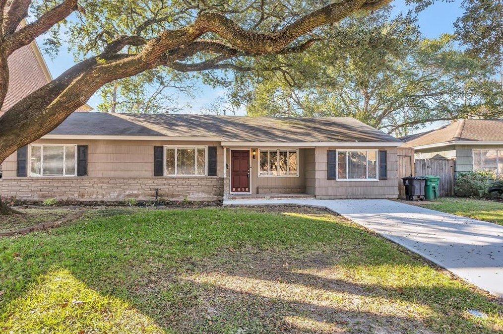 9418 Bevlyn Dr, Houston TX  77025-4306 exterior