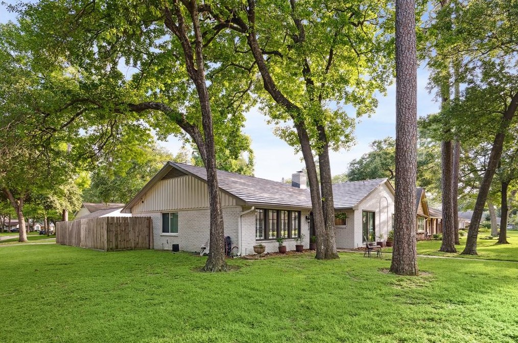 10803 Lasso Ln, Houston, TX 77079-3627