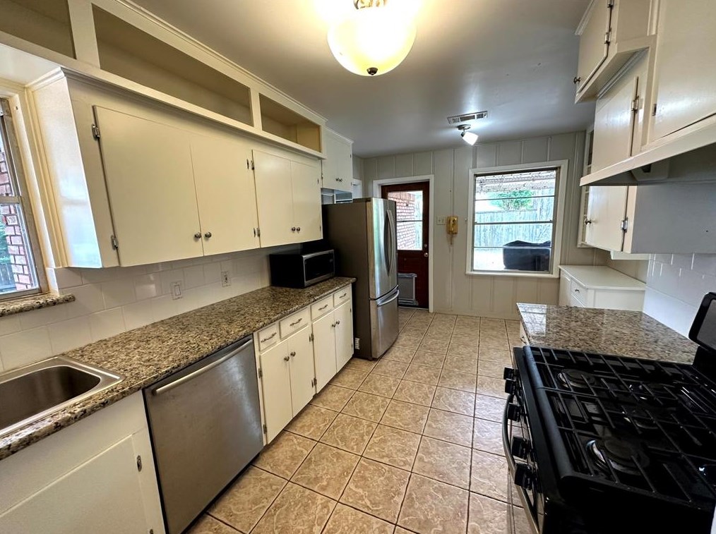 1818 Seaspray Ct, Houston TX  77008-1235 exterior