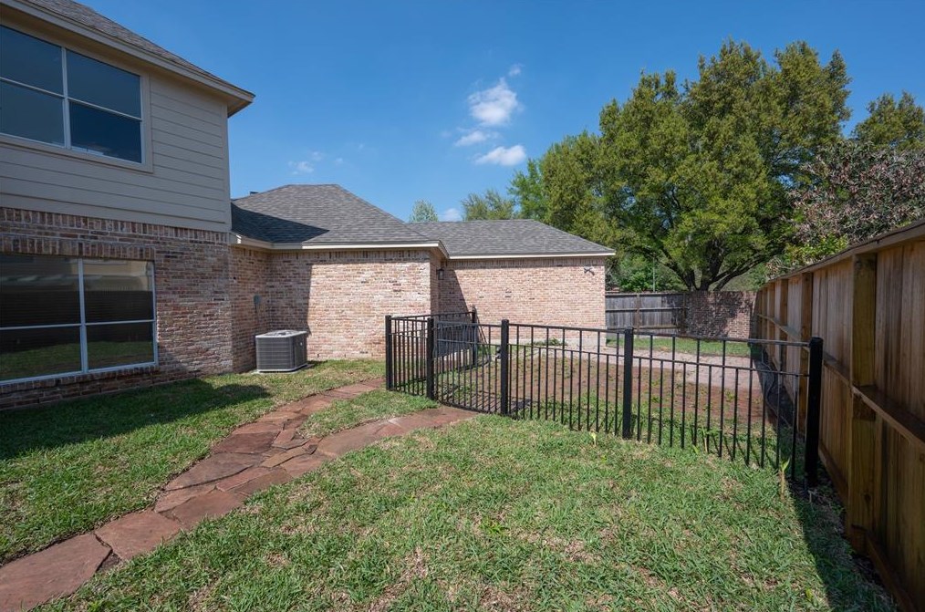 1711 Cottage Lndg Ln, Houston TX  77077-1992 exterior
