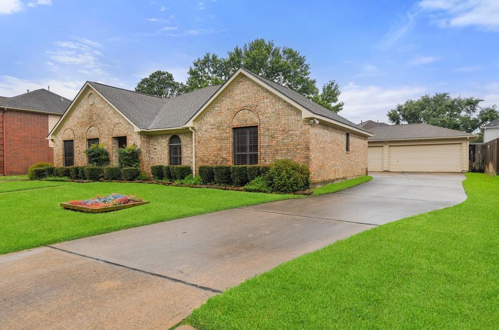 2706 Briar View Dr, Pearland, TX 77581-6388