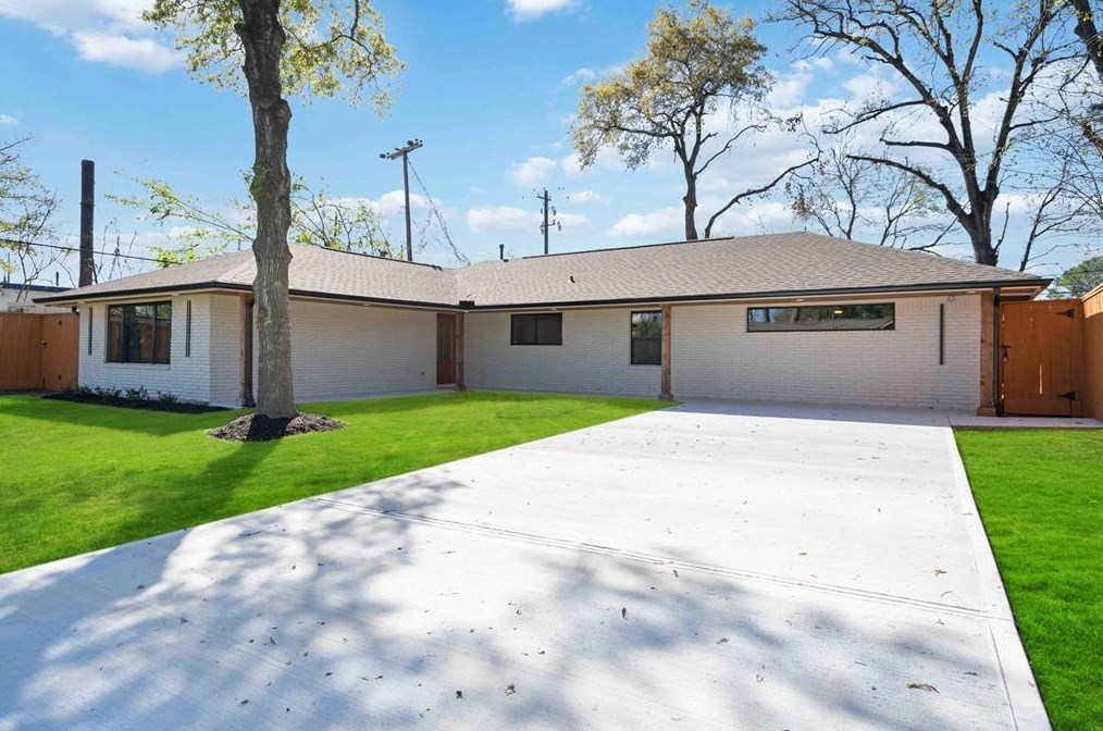 10111 Brinwood Dr, Houston, TX 77043