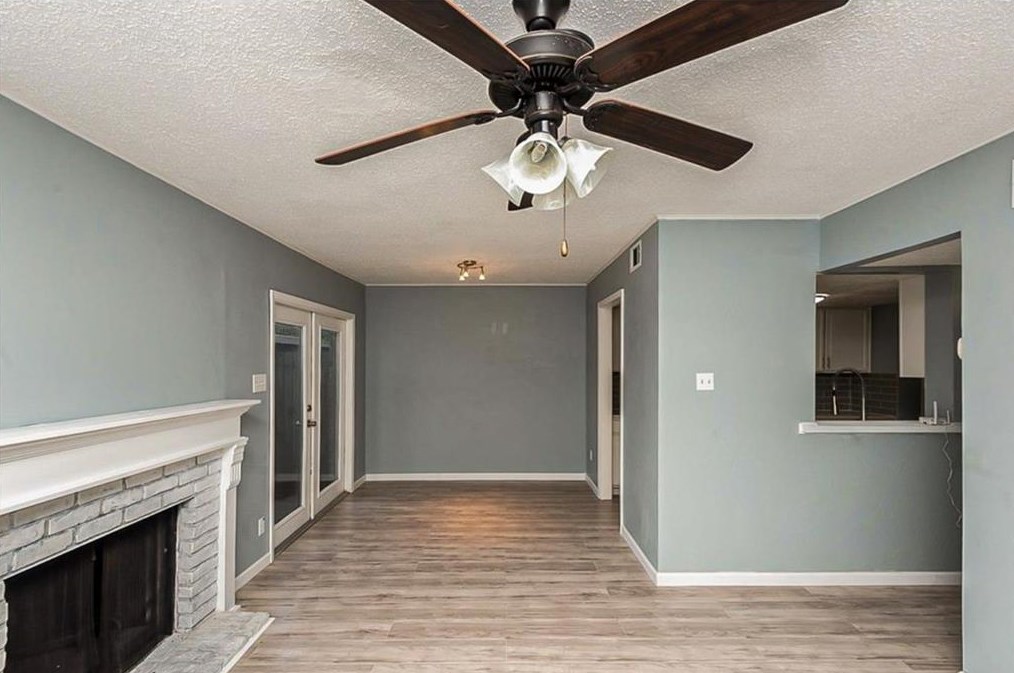 1402 Carrier Pkwy, Grand Prairie, TX 75051-2803