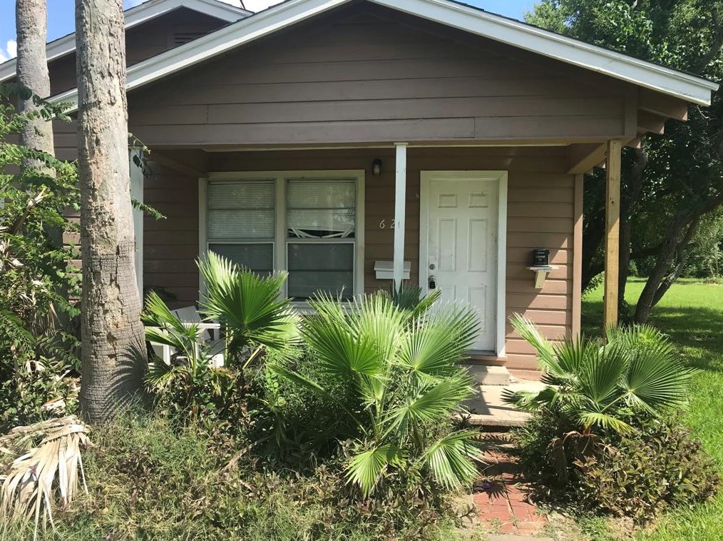 626 W 6th St, Jones Creek, TX 77541