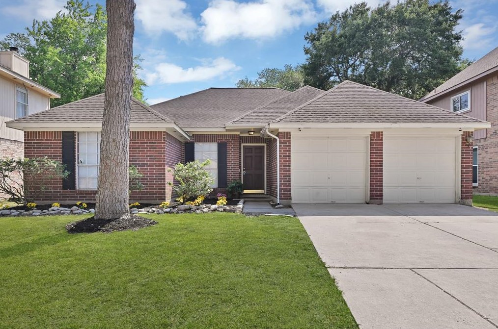 11415 Weathering Oaks Dr, Houston, TX 77066-5127