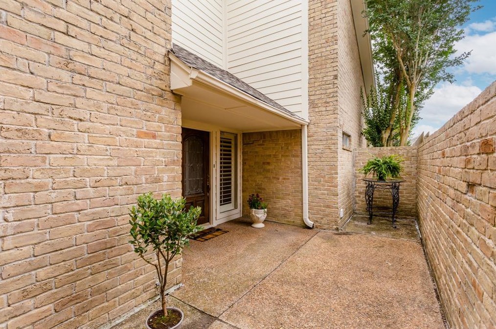621 Pinesap Dr, Houston TX  77079-6432 exterior