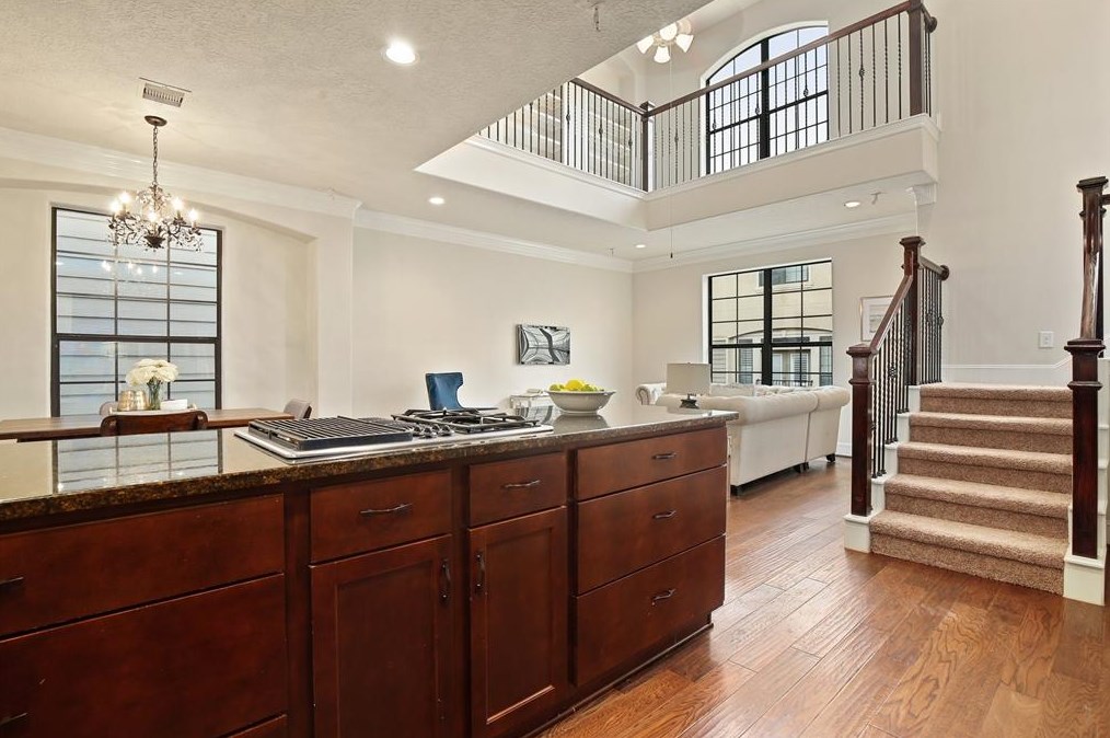 1123 Hempstead Villa Ln, Houston TX  77008-6048 exterior