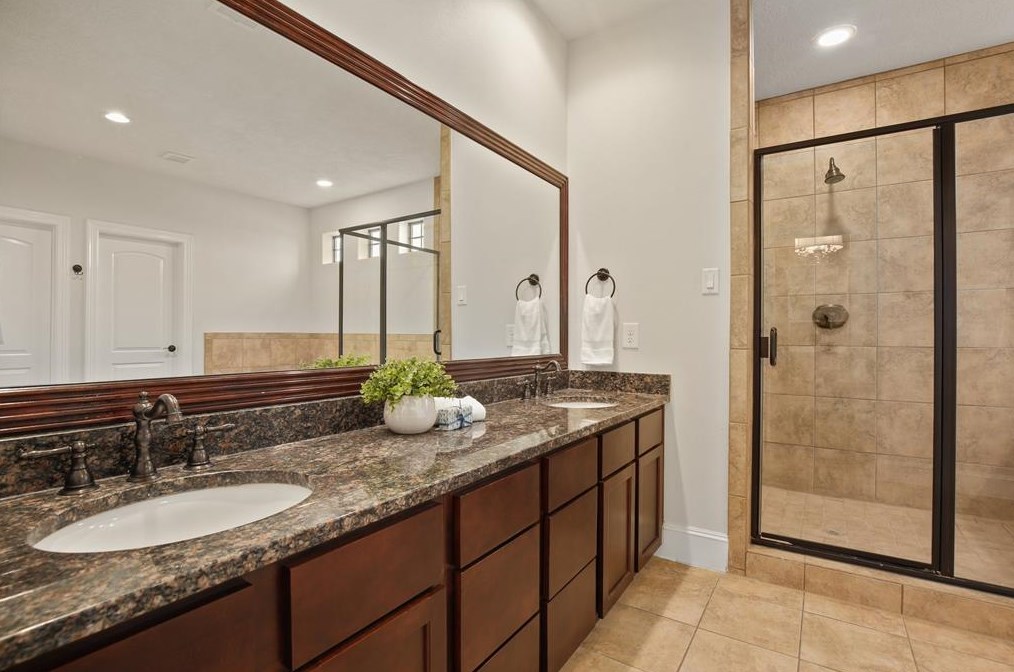 1123 Hempstead Villa Ln, Houston TX  77008-6048 exterior